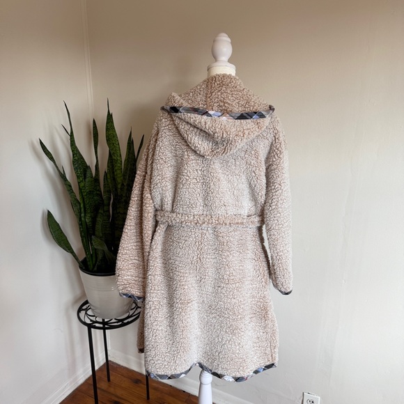 Vera Bradley | Tan Teddy Robe with Patterned Trim - Picture 3 of 9